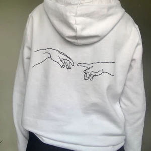 Broderad tröja - 💜Broderad tröja med Michelangelo motiv 💜Hör av er om ni vill köpa en liknande 💜Cirka 300kr plus frakt 💜Kom gärna med egna förslag på motiv 💜Olika färger och storlekar finns 💜Just denna är såld