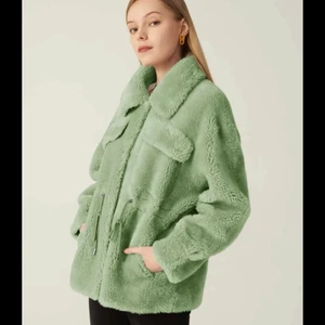Fluffig grön jacka  - Säljs pga kommer ej t användning. ‼️‼️🦋 lagt ut MASSA nytt så in och checka min sida🦋‼️‼️ 📦Fraktar med spårbar frakt för 66 kr, får plats med många plagg i samma paket så frakten blir samma oavsett om du köper 1 plagg eller 5📦 ❇️den 12 mars doneras ALLT till välgörenhet så passa på❇️
