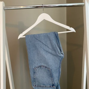 & Other Stories jeans - Jeans från & other stories. Lite trasiga vid vänster ben därav att priset kan diskuteras! Säljare betalar frakt❤️ Skriv privat för fler bilder!