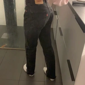 Vintage Levis 501  - Otroligt fina vintage levis 501, storleken är 30/32 men liten i storlek, skulle nästan säga 28/32 (passar xs/s) Säljer pga förliten