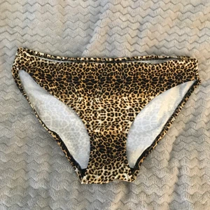 Leopard Bikinitrosa  - Super snygg bikini trosa med leopard mönster! Fint skick och inte särskilt mycket använd! Skön! Vid funderingar eller önskan av fler bilder är det bara att kontakta mig!💓💓