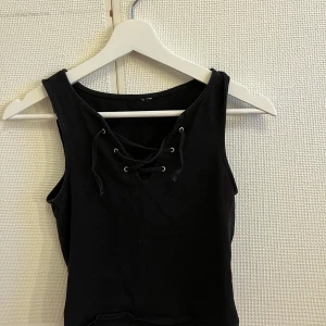 Kroppat linne med snörning  - Väldigt fint linne, jag själv har tröttnat på det och därav säljer jag :) storlek S men funkar som M också, vill ni se fler bilder så skriv. Köparen står för frakten 