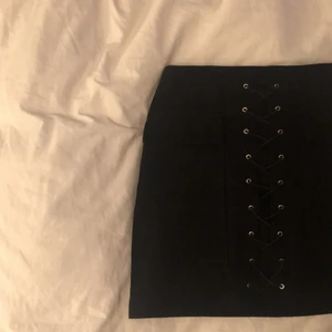 Kjol by NLW - måste tyvärr sälja min förra to-go kjol <\3 den är jätte bekväm, justerbar, och är i mycket bra skick. den har två fickor på framsidan och band som skapar en unik look. jätte fin till höga stövlar for them nights out.