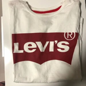Levis tshirt - Inte använd på 2 år typ. Har bara legat i min garderob. Skriv till mig privat ifall du är intresserad. Pris kan diskuteras. 