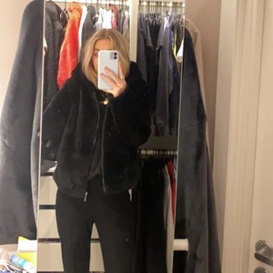 Jacka  - Superskön jacka från only som inte kommer till användning längre. Storlek 34, passar mig som har 34/36 i vanliga fall, använd kanske 3 gånger så ser ut som ny❣️Du som köpare får välja det fraktalternativ du tycker passar bäst! 