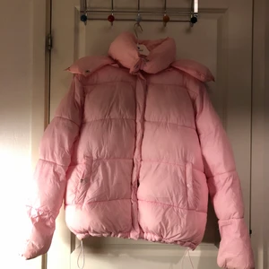 Rosa fluffig vinterjacka Bik Bok strl L - Jättefin rosa fluffig vinterjacka! Den är från Bik Bok i strl L. Den är värmer väl! Säljes då jag växt ur den, använd kanske 4 gånger. Köptes för 799 och finns inte att köpa längre.