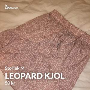 En rosa fin leopard kjol från shein, använd fåtal gånger, sitter helt perfekt och ser ej ”billig” ut. Storlek M, skriv för mer information och bilder 🤍💜