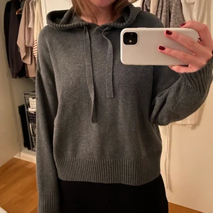 Stickade hoodie  - Stickad grå hoodie från h&m i fint skick. 