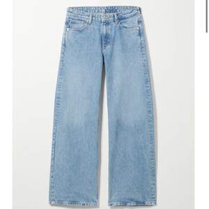 Säljer mina oanvända ray low waist jeans ifrån weekday, prislappen sitter kvar! Säljer pga att de är för små för mig. Finns nästa inga storlekar kvar på nätet. Köpa för 600 säljer för 450kr:)  storlek 30/32