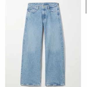 Low waist Jeans  - Säljer mina oanvända ray low waist jeans ifrån weekday, prislappen sitter kvar! Säljer pga att de är för små för mig. Finns nästa inga storlekar kvar på nätet. Köpa för 600 säljer för 450kr:)  storlek 30/32