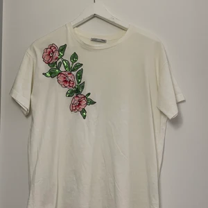 T-shirt med ros  - En vit t-shirt med ros från ZARA.