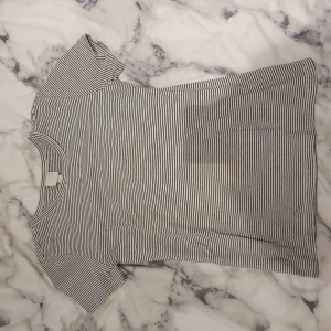 T-shirt  - Fin t-shirt från hm, storlek S. 20 kr + frakt. Skriv för fler bilder.