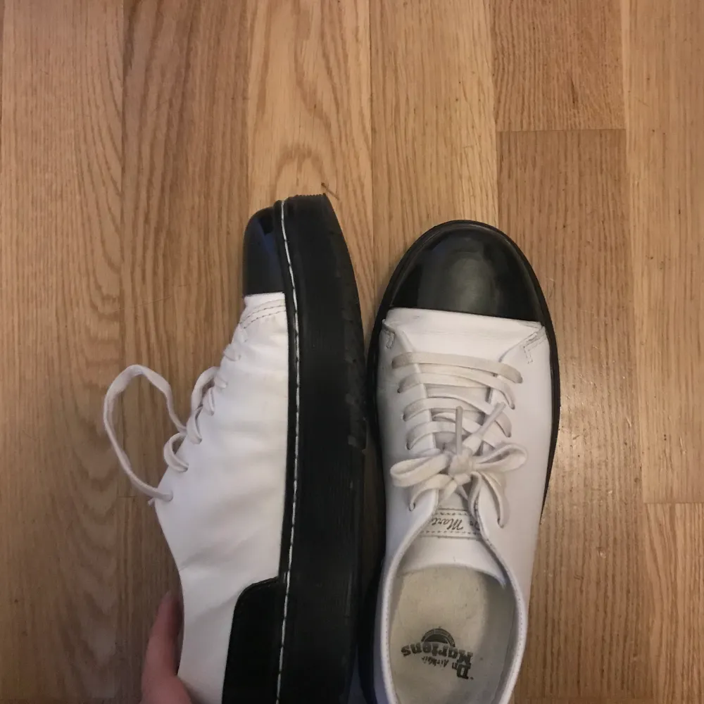 I princip nya dr martens, använd mellan 5-10 gånger max. Skit snygga och får ALLTID komplimanger för dom men de kommer bara tyvärr sällan inte använding  och det är tajt med pengar😍 . Skor.