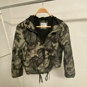 Camouflage jack från Bershka i storlek S. Den är väldigt tunn och lätt (lite som en vindjacka). Säljer pga använder inte. Köparen står för frakten <33 