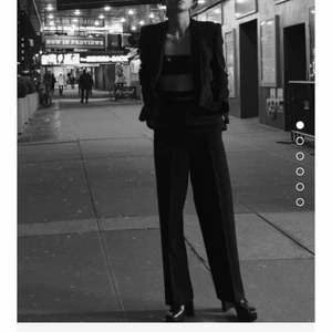 Kostymbyxor zara - Helt nya kostymbyxor från Zara. Köpte för en månad sedan men aldrig använda då de inte pssade mig så bra. Prislapp sitter kvar. Köpte de för 400kr. Säljer för 250 om det inte blir budgivning. Bilderna är från zaras hemsida. Vid frågor skicka meddelande.