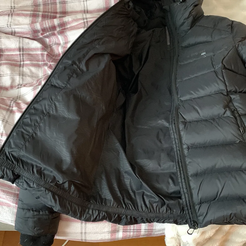 En dunjacka från Everest som passar bra till vintern. Den är knappt använd och i nyskick. Jag säljer den på grund av att jag köpt ny jacka.. Jackor.
