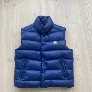 Moncler tib - Moncler väst i Storlek 3 (M/L beroende på önskad passform). Fint skick! Givetvis äkta.
