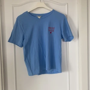 T-shirt  - Gullig tröja från monki! 