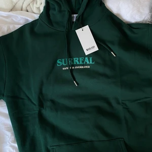 Grön hoodie  - Aldrig använd med lappar kvar, storlek L men passar XS-XL beroende på hur man vill att den ska sitta. Oversize i modellen 