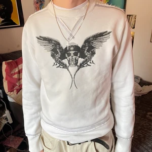 Dödskalle Tröja - Helt crazy fking dödskalle tröja, håller dig varm på plattan såhär i februari kylan. Den sitter ganska slim men på ett nice sätt for real. Stay ahead of the fashion game om du inte rockar tröjor med demoner och fnaf monster och grejer vad gör du ens