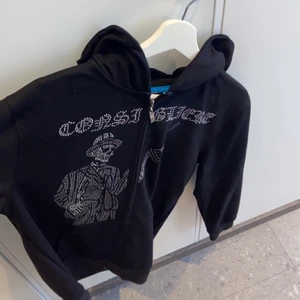 Rhinestone hoodie! - Tja säljer min helt nya rhinestone zip hoodie som tyvärr var för liten! Bara testat den men aldrig användt den! Köparen står för frakten!