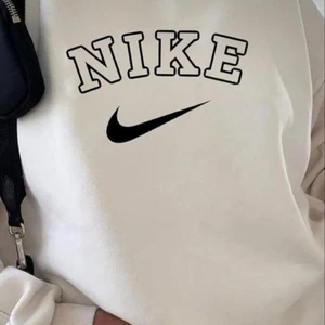 Nike sweatshirt - Här är bilder från Pinterest på sweatshirt tröja som jag kan tillverka. Men ni kan välja valfri tryck, allt tillverks med hjälp av maskiner och trycket går att tvätta. Betalning sker endast efter postbevis bilder och mina kontakt info plus en Anna person.