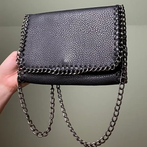 Svart kedje väska  - Säljer likadan i VIT FÄRG ✨ Svart kedjeväska. Går att få lång oxh kort band beroende på om man dubbelviker kedjan i väskan 🦋🦋 har lagt ut massa nytt så in & kolla🌸🌸 rabatt vid köp av flera plagg eller accesoarer ✅✅