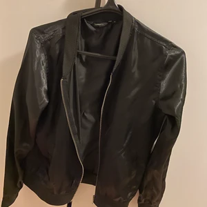Svart jacka  - Svart bomberjacka med silverdetaljer. Väldigt tunn så skulle även funka till sommaren. Skriv för fler bilder 💚