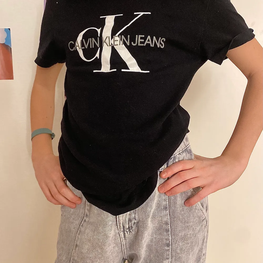 Väldigt fin tröja från Calvin Klein😁💗 Oassar bra till allt möjligt tycker vi. Väldigt skön!🙃. T-shirts.