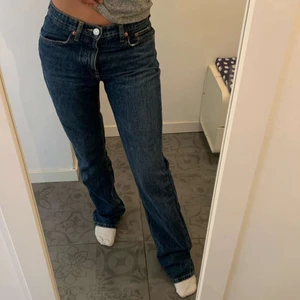 Raka jeans - Säljer dessa super populära jeans från zara som ej säljs lämgre storlek 34 jätte bra skick😍 de är midrise och sitter som en smäck☺️ högsta bud 300 köp direkt för 400💕