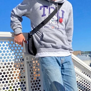 Champion hoodie - Säljer nu min sjukt snygga vintage hoodie från champion med riktigt snyggt college tryck, bra vintage skick, inga sprickor på trycket, endast lite nopprig.  Storlek S passar XS/S. Skriv för mer bilder eller funderingar Bud från 400kr!