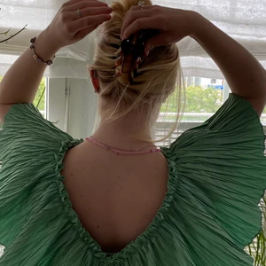 Grön klänning med volang i kragen  - Jättefin grön klänning med volang i kragen och v-ringning i både bak och fram💚🌵 