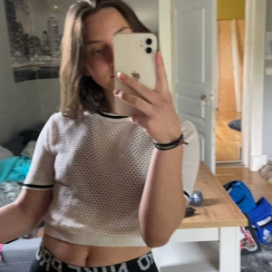 tröja - säljer croppad meshtröja för att den inte används. använd ett fåtal gånger och har inga fel! köparen står för frakten<3