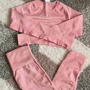 Rosa träningsset  - Superskönt träningsset från BOOHOO som inte riktigt passade mig. Sitter åt kroppen och har en fin, vit text detalj på både tröjan och tightsen. Perfekt för dig som vill gymma i ett snyggt set! 🤍 Använd 1 gång. 