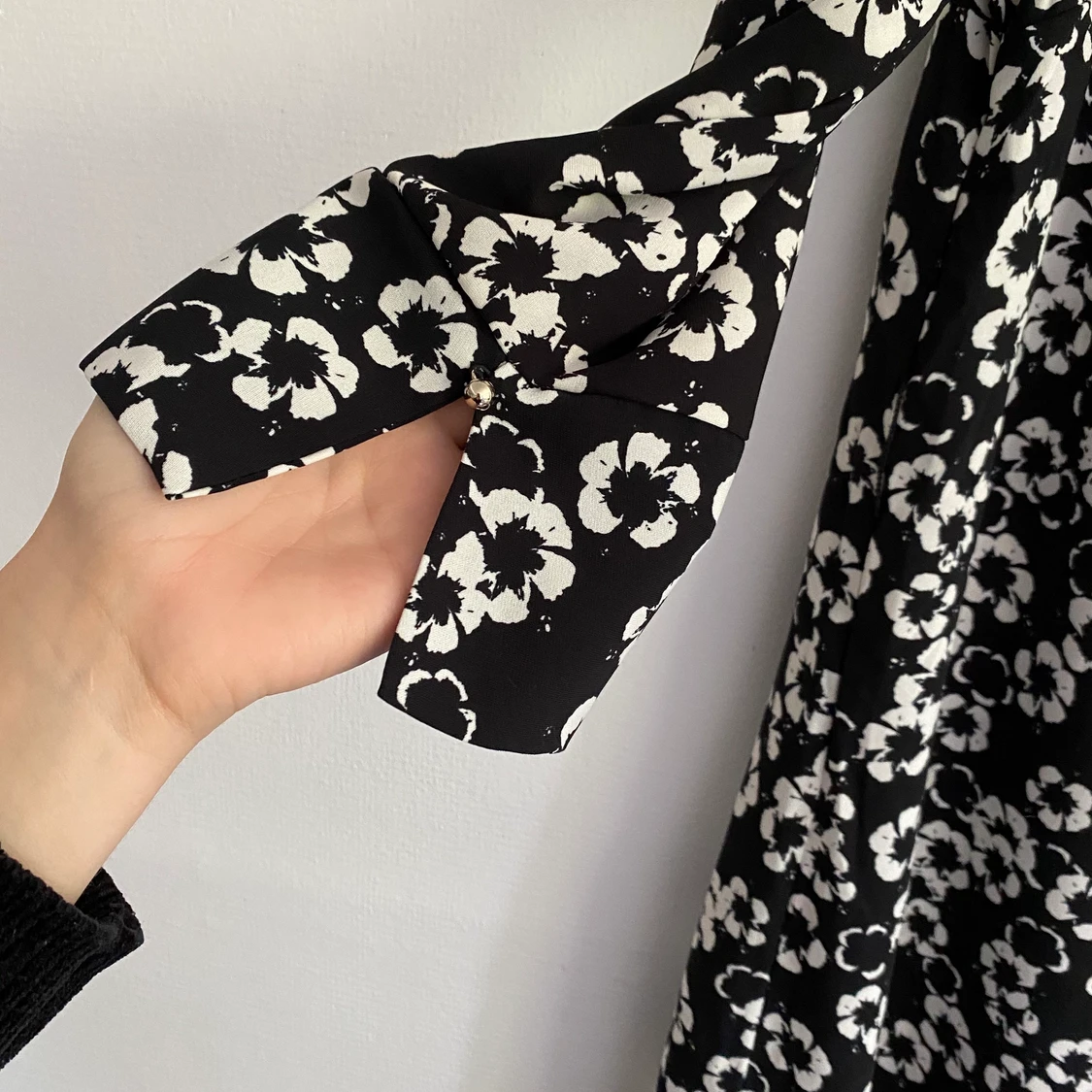Svart/vit blommig klänning - 90