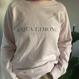 Aqua limone tröja🤤 - Mums! Tts, min syrra som e xs/s har den på sig i bilderna och då är den något stor på henne! Skriv privat för mer frågor