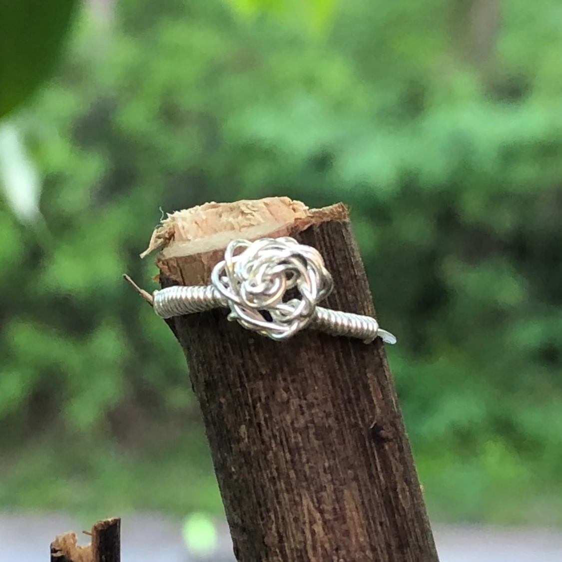 En silvrig Blom ring  - 91