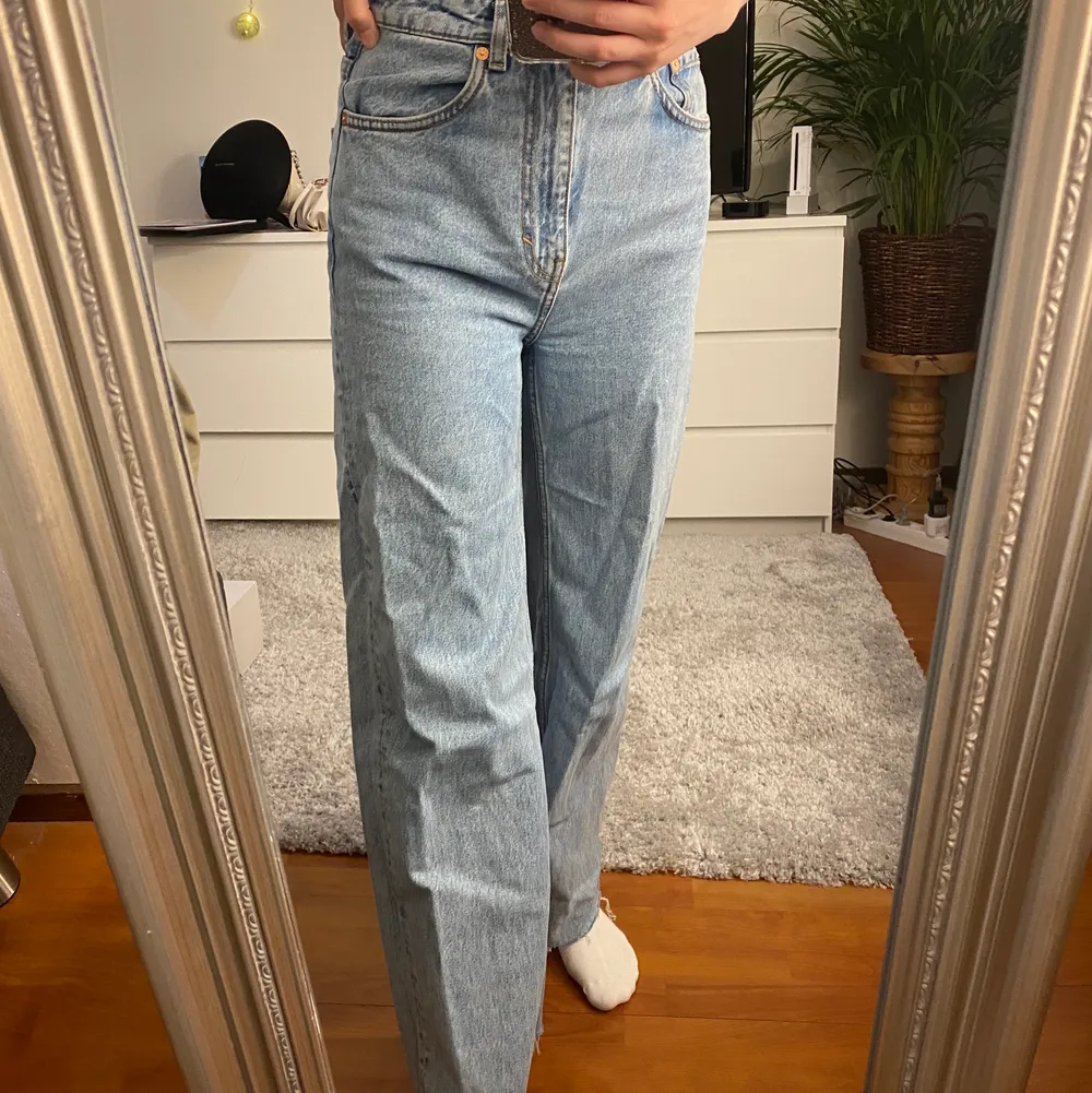 ljusblåa vida jeans från weekday i storleken w26 l34. säljer då de för stora för mig. Jeans & Byxor.