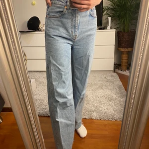 Ace High Wide Jeans  - ljusblåa vida jeans från weekday i storleken w26 l34. säljer då de för stora för mig