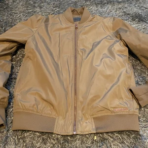 Calvin Klein jacka  - Jacka som ny, aldrig använd. 