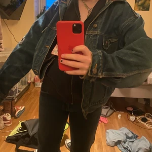 jeansjacka - fett snygg jeansjacka, ganska använd men fortfarande jätte fräsch och urtvättad. perfekt nu när de börjar bli sommar! sitter sjukt snyggt och baggy typ 