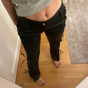 Skinnbyxor - Säljer dessa skinnbyxorna som är SÅ balla!! Nypris 700kr så säljer vid bra pris. Använda Max 10 gånger för har svårt att hitta vad jag kan ha till. Skriv vid frågor:)❤️