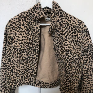 Jeans jacka leopard - Jätte bra sick precis som nu, använd ca 3 gånger