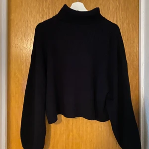 Croppad stickad tröja - Croppad stickad tröja från HM inte exakt som den på bilden med modellen utan en väldigt liknande.