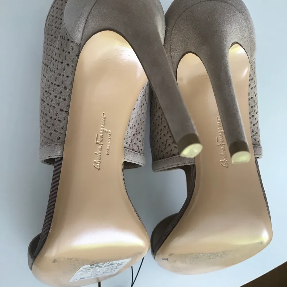 Beautiful Pacella heels by #Salvatore_Ferregamo. In nude/light pink colour. Comes with box, dustbag and extra heel tips. Authenticated by Vestiaire Collective.. Skor.