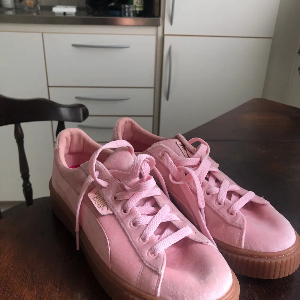 Jag säljer mina helt oanvända plattform Puma Basket sneakers i rosa. Jag fick dem i present men har aldrig börjat använda dem. Toppskick!. Skor.