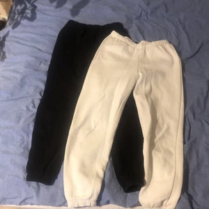 Mjukisbyxor  - Säljer två mjukisbyxor för 160+ frakt tsm och 90+frakt styckvis. Säljer då jag har för många par mjukisbyxor. Kostar 250 styck på ginatricot 