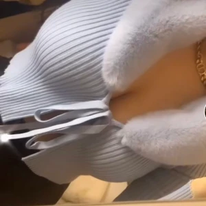 Zara knyttröja fluffig blå/turkos  - En jätte fin stickad tröja från Zara. Man kan ta bort fluffet/pälsen eller ha den som både en tröja eller en kofta. Så fin och söt tröja!!! Aldrig använd