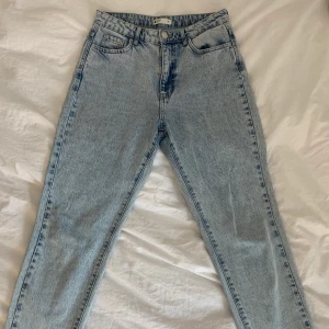 Jeans, storlek 38 - Jeans från GinaTricot, storlek 38, använda ca 2 gånger, säljer pågrund av fel storlek. 