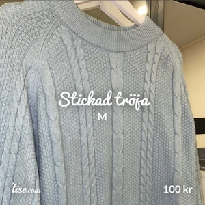 Stickad tröja - Tröja från Na-kd, använd ett fåtal gånger. Väldigt bra skick! Frakt tillkommer och betalning via Swish!